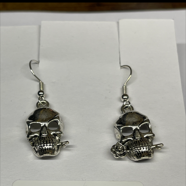 Little skull earrings