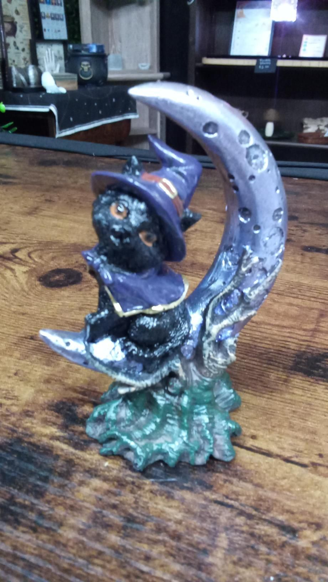 Cat and moon statue